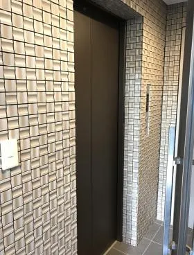 青山ホワイトアドビービルの外観