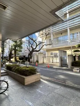 西新宿ワイビルの外観