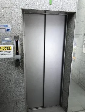 西新宿ビルの外観