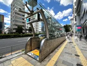B1出入口から地上に出て、青山通り沿いを直進する（渋谷駅方面）