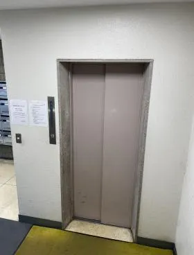 寿ビルの外観