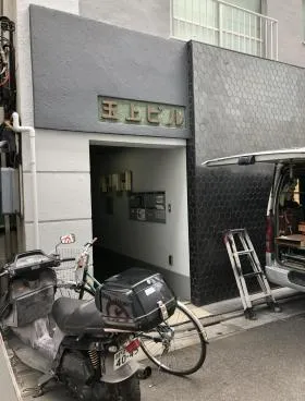 玉上ビルの外観