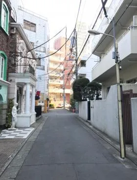 Q-1ビルの外観