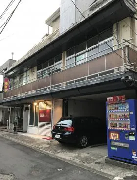ダムビルの外観