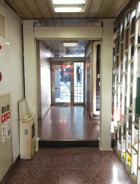 代々木駅前ビルの外観
