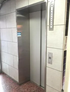 代々木駅前ビルの外観