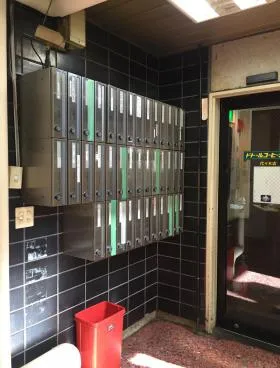 代々木駅前ビルの外観