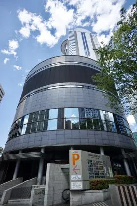 新宿アイランド円形棟ビルの外観