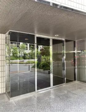 泉館三番町ビルの外観