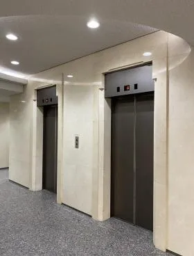 泉館三番町ビルの外観