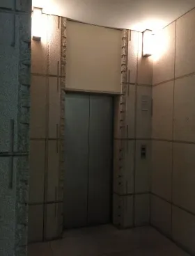 ユニゾ原宿(原宿325)ビルの外観