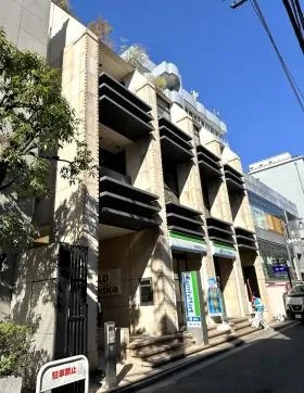 ユニゾ原宿(原宿325)ビルの外観