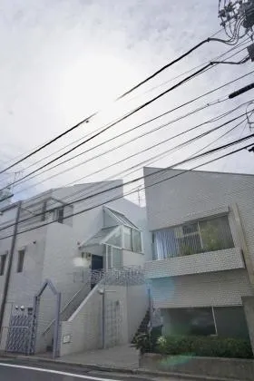 ラミアール神宮前ビルの外観