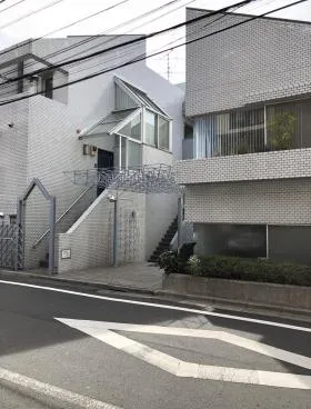 ラミアール神宮前ビルの外観