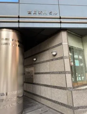 宮崎新川ビルの外観