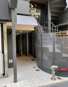 第1タカラビルの外観