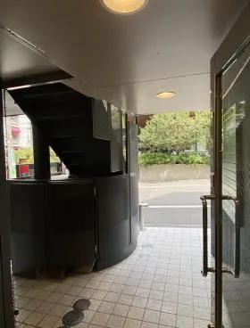 第1タカラビルの外観