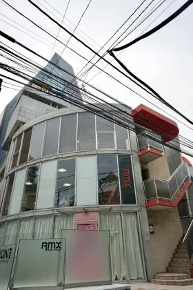 J-CUBE Aビルの外観