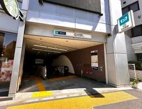 出入口2から地上に出て左に進む（明治通り沿いを原宿方面に直進）