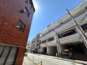左に曲がり少し直進すれば当ビル着