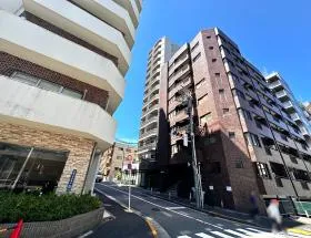 反対側に渡ったら細い道に入る