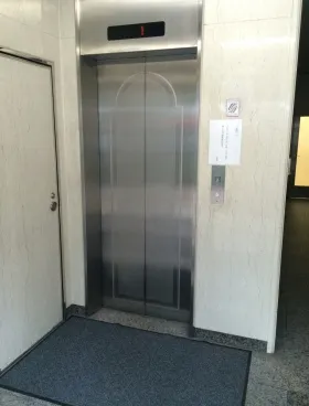 オプティクスビルの外観