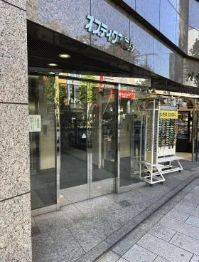 オプティクスビルの外観