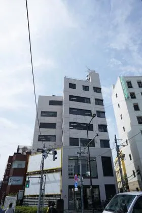 クロスサイドビルの外観