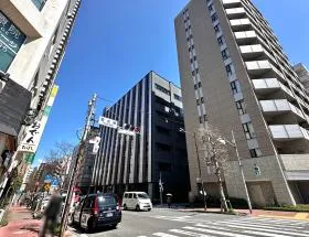 出入口前にある横断歩道で反対側に渡り、八丁堀方面に直進する