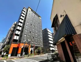 アパホテルの手前で右に曲がれば当ビル着