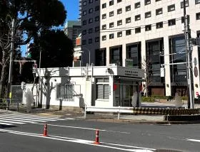 出入口近くの横断歩道を渡り（交番前）、左に曲がる