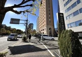 外堀通り沿いを直進していけば当ビルに着く