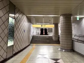 出入口7を目指す