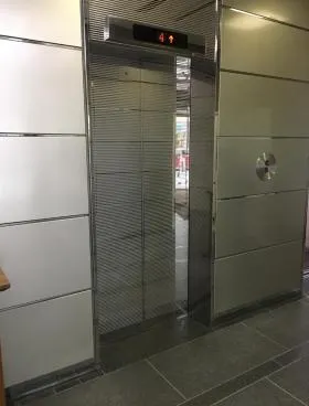 鈴春ビルの外観