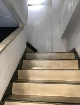 板屋ビルの外観