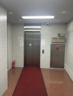 コスモス御苑ビルの外観