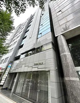 西新宿小出ビルの外観