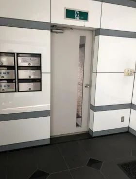 新富HJビルの外観