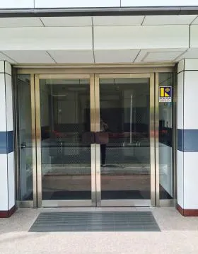 クロス本社ビルの外観