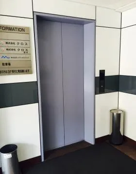 クロス本社ビルの外観