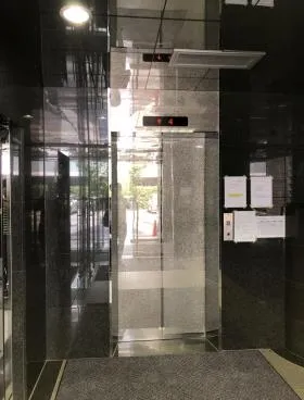 新大橋2丁目ビルの外観