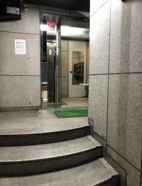 UIビルの外観