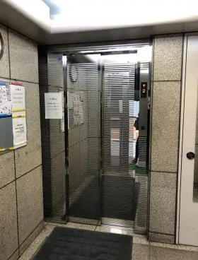 UIビルの外観