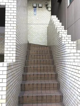 朝日六番町マンションビルの外観