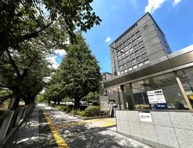 靖国通り沿いを直進する（市ヶ谷駅方面）