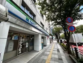 ファミリーマートを通過する