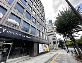 トヨタホーム東京を通過、左に曲がれば当ビル着