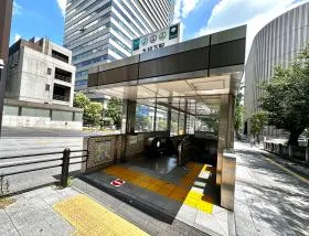 出入口2から地上に出て靖国通り沿いを直進する（市ヶ谷駅方面）