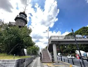 歩道橋を通過する