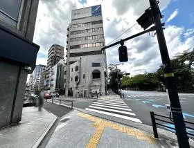 横断歩道（ファミリーマートから2つ目の横断歩道）を渡って左へ曲がり、次の横断歩道まで直進すれば当ビル着